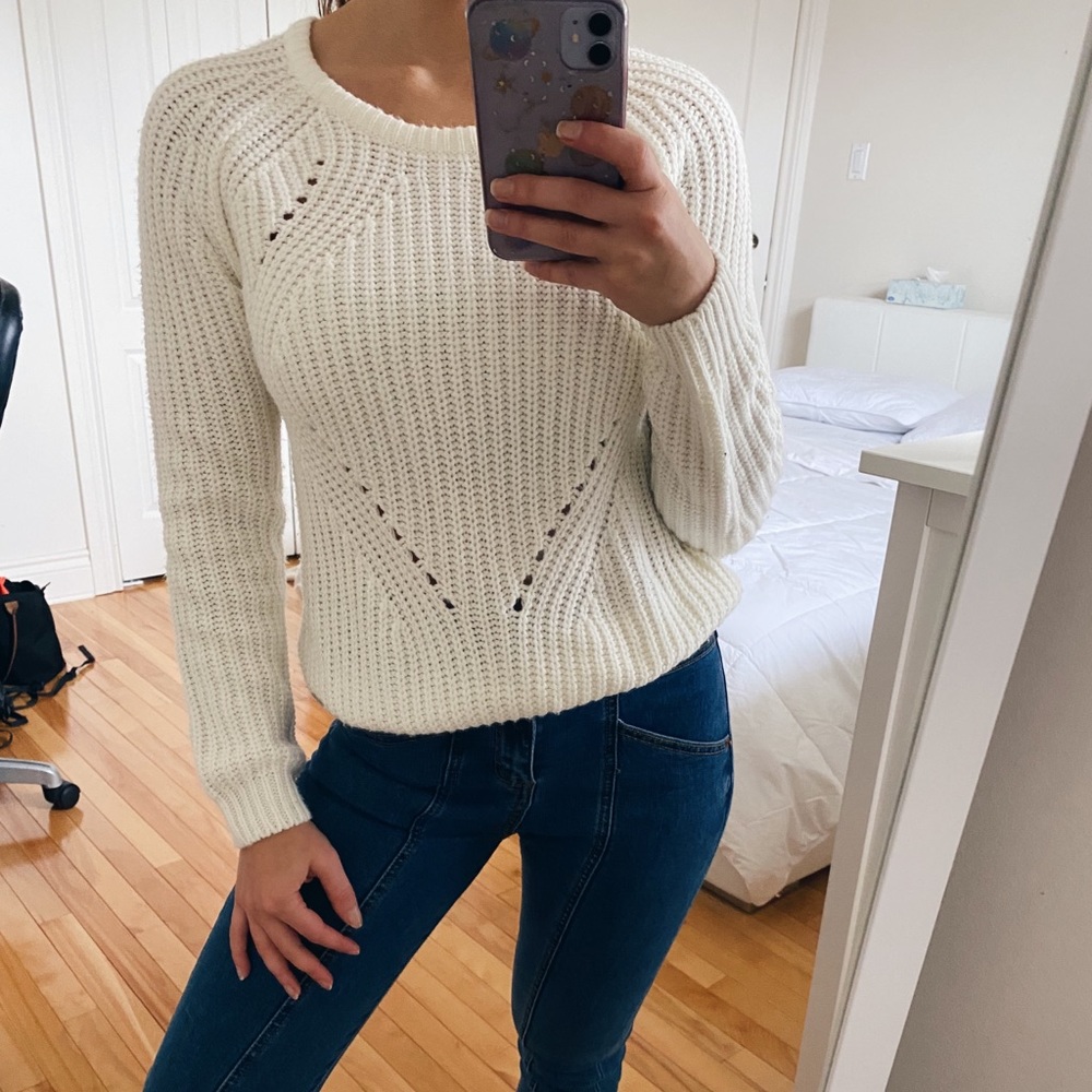 WHITE SWEATER SMALL